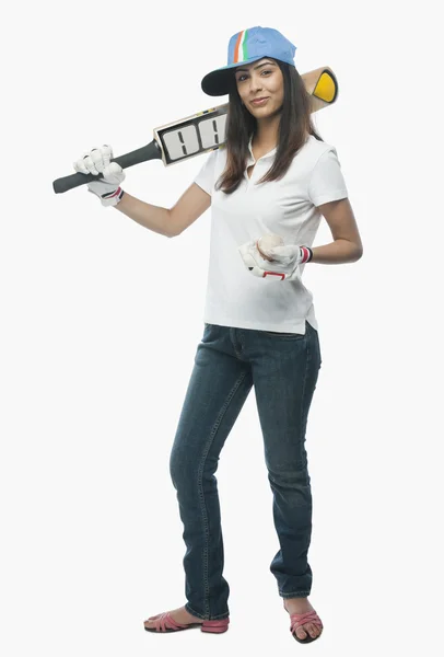 Fã de críquete feminino segurando um taco e uma bola — Fotografia de Stock