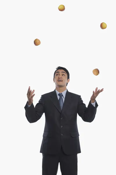 Empresario haciendo malabares con manzanas — Foto de Stock