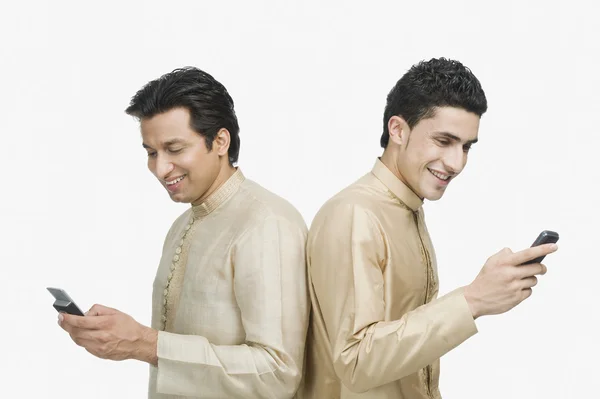 Mensajería de texto de dos hombres en teléfonos móviles — Foto de Stock