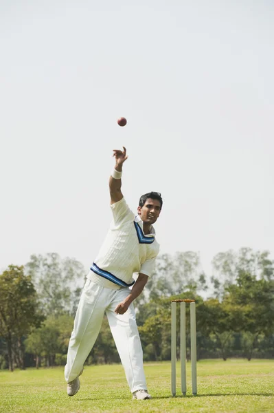 Cricket bowler in actie — Stockfoto