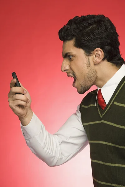 Empresário gritando em um telefone celular — Fotografia de Stock