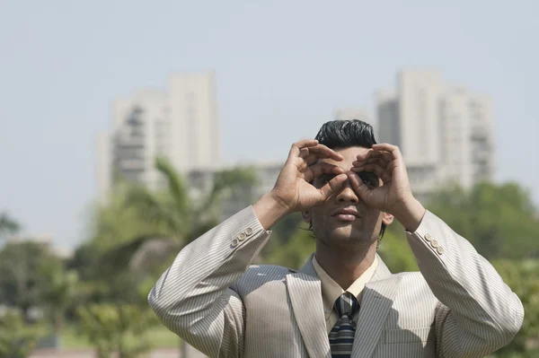 Uomo d'affari che finge di indossare gli occhiali — Foto Stock