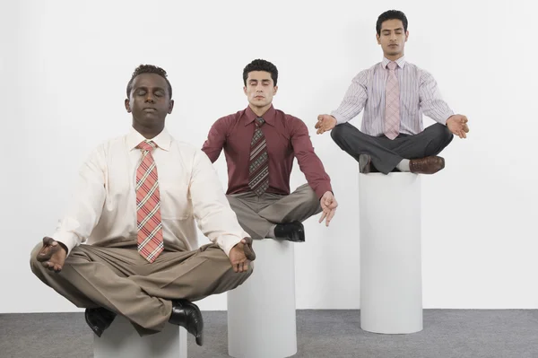 Empresarios practicando yoga —  Fotos de Stock