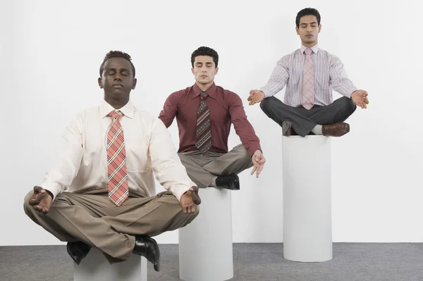 Hommes d'affaires pratiquant le yoga — Photo