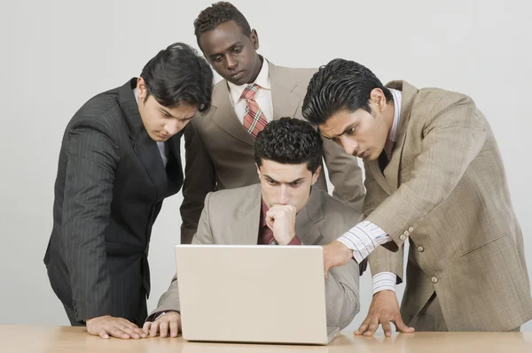 Ondernemers die op een laptop werkt — Stockfoto