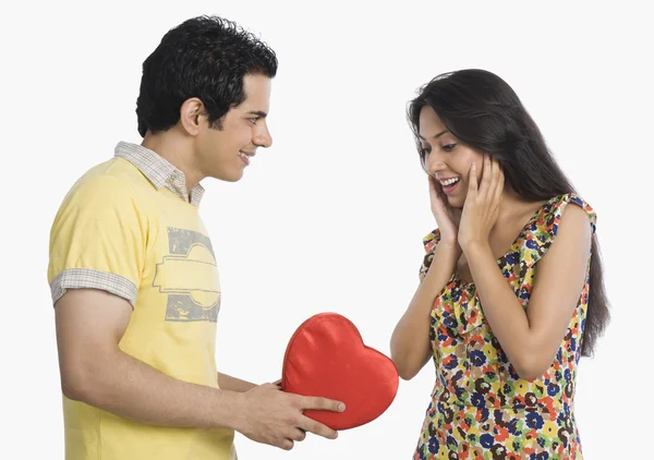 Uomo che propone ad una donna — Foto Stock