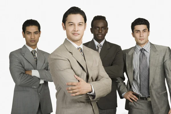 Четверо бизнесменов стоят вместе — стоковое фото