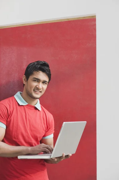 Man using a laptop — Stock Photo, Image