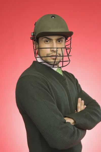 Geschäftsmann mit Cricket-Helm — Stockfoto