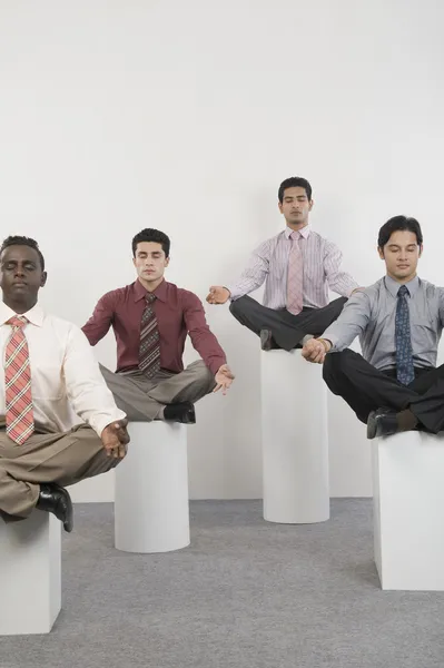 Empresarios practicando yoga — Foto de Stock