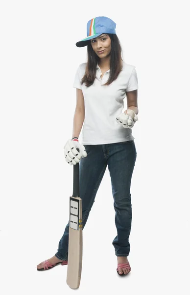 Fan de cricket féminin tenant une batte et une balle — Photo