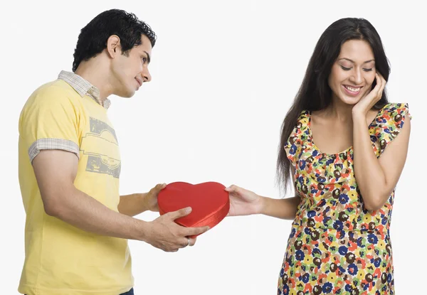 Mannen friar till en kvinna — Stockfoto