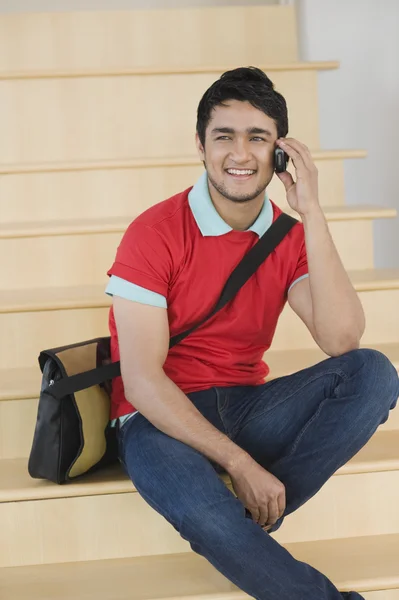 Hombre hablando en un teléfono móvil — Foto de Stock