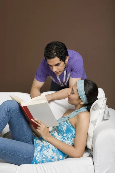 Couple reading a book together — Stock Photo, Image