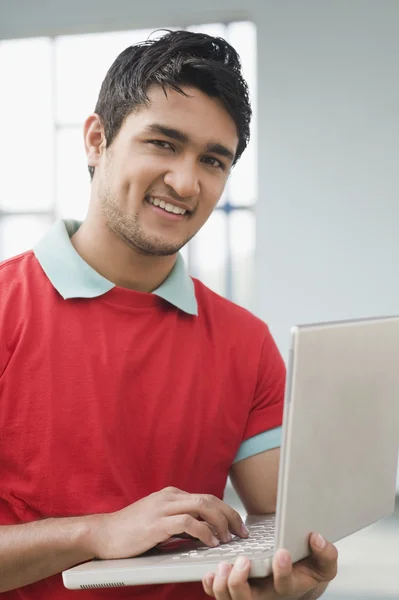 Uomo che utilizza un computer portatile — Foto Stock