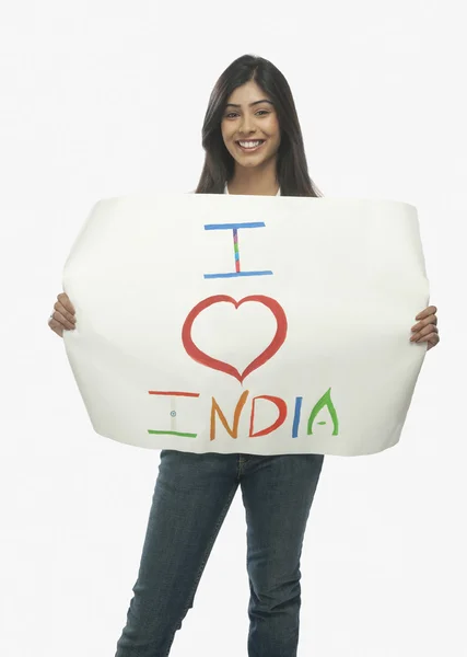 Mulher segurando um cartaz Eu amo a Índia escrito nele — Fotografia de Stock