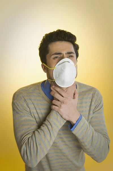 Man wearing a pollution mask — Stock Photo, Image