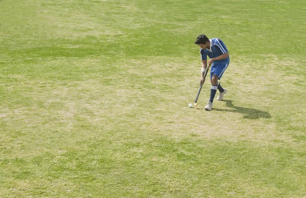 Joueur de hockey sur un terrain — Photo