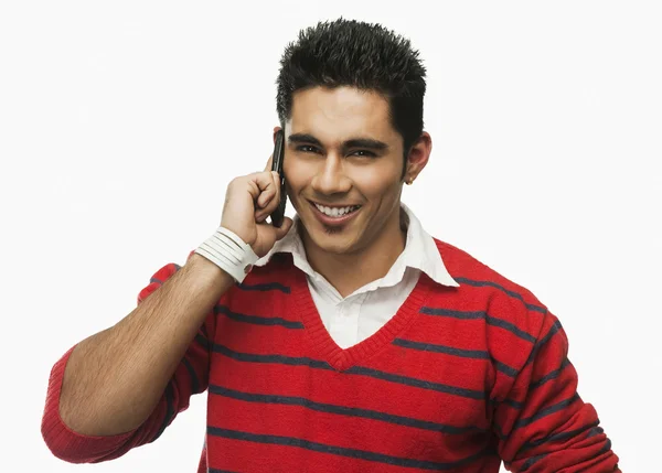 Homem falando em um telefone celular — Fotografia de Stock