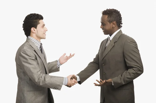 Dos hombres de negocios dándose la mano — Foto de Stock