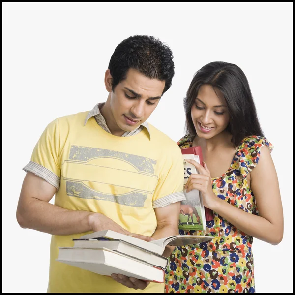 Studenten schauen sich ein Buch an — Stockfoto