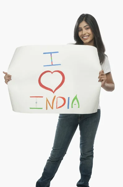 Kobieta trzyma afisz kocham Indie napisane na ten temat — Zdjęcie stockowe