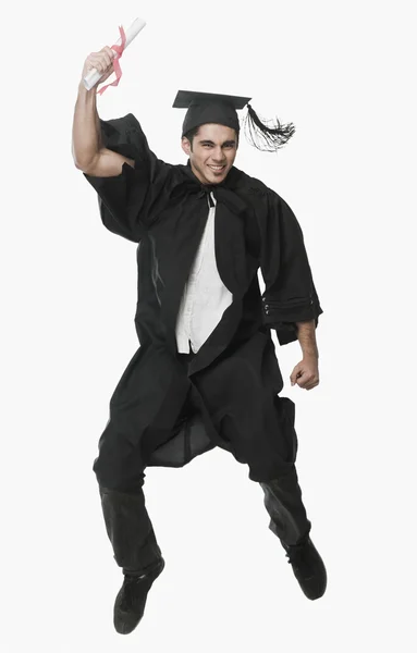 Az ember egy Ballagási ruha holding oklevél — Stock Fotó