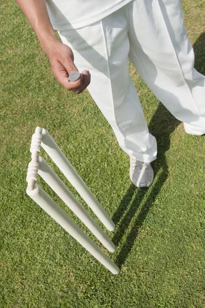 Giocatore di cricket lanciare una moneta — Foto Stock