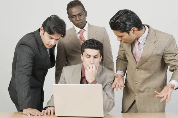 Empresários trabalhando em um laptop — Fotografia de Stock