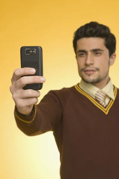 Бизнесмен фотографирует с мобильного телефона — стоковое фото