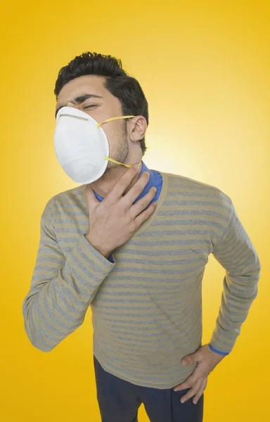 Hombre usando una máscara de contaminación — Foto de Stock