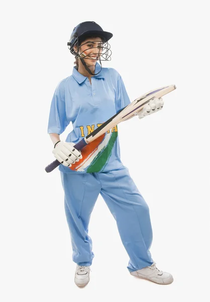 Женщина-крикетша держит биту для крикета — стоковое фото