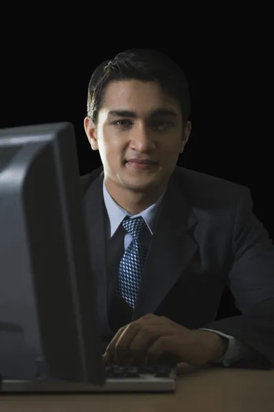 Homme d'affaires travaillant sur un ordinateur — Photo