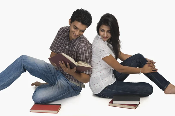 College students reading a book — Stock Photo, Image