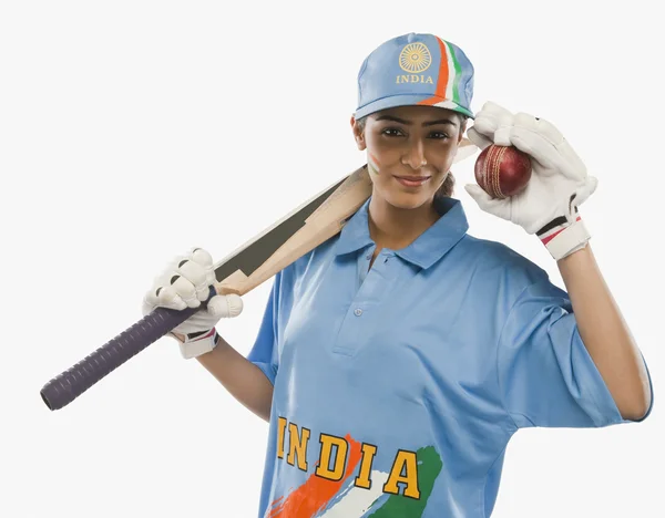 Un cricket féminin tenant une batte de cricket et une balle — Photo