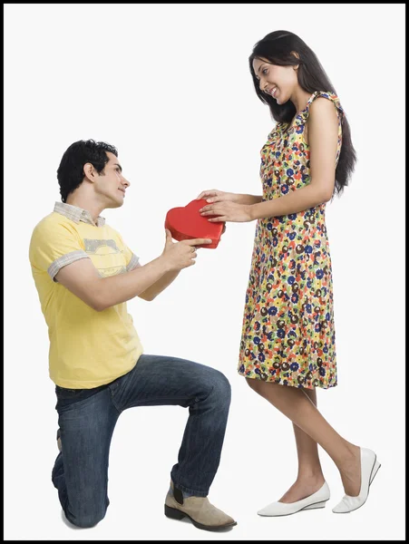 Hombre proponiendo a una mujer —  Fotos de Stock