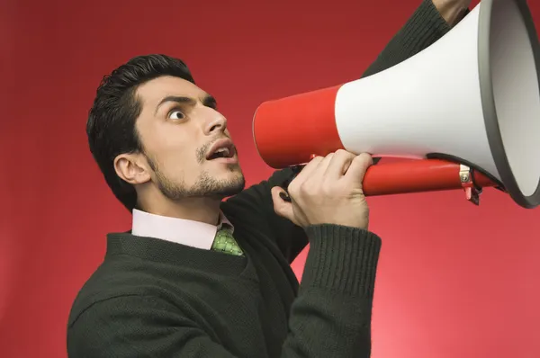 Empresario gritando en un megáfono Imagen de stock