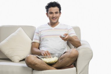 popcorns ile televizyon izliyor man