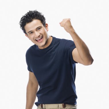 yumruk yapma ve gülen adam