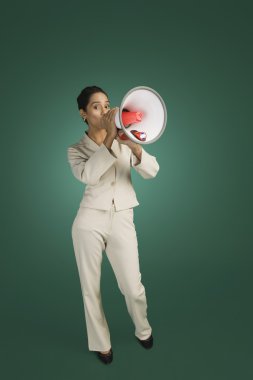 бізнес-леді Оголошуючи з мегафоном