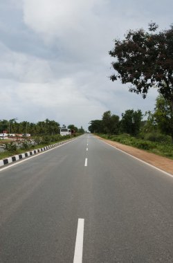 bir manzara ile geçen yol