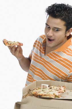 Pizza'da arayan adam