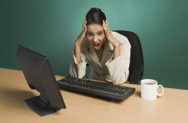 iş kadını ofiste hayal kırıklığına arıyorsunuz