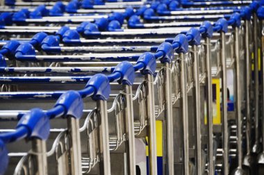 Havaalanında bagaj vagonları.