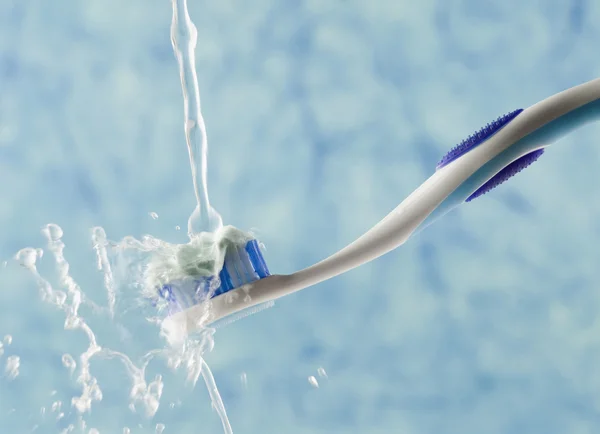 Wasser wird auf eine Zahnbürste gegossen — Stockfoto