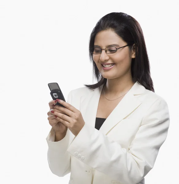 Zakenvrouw tekstberichten op een mobiele telefoon — Stockfoto