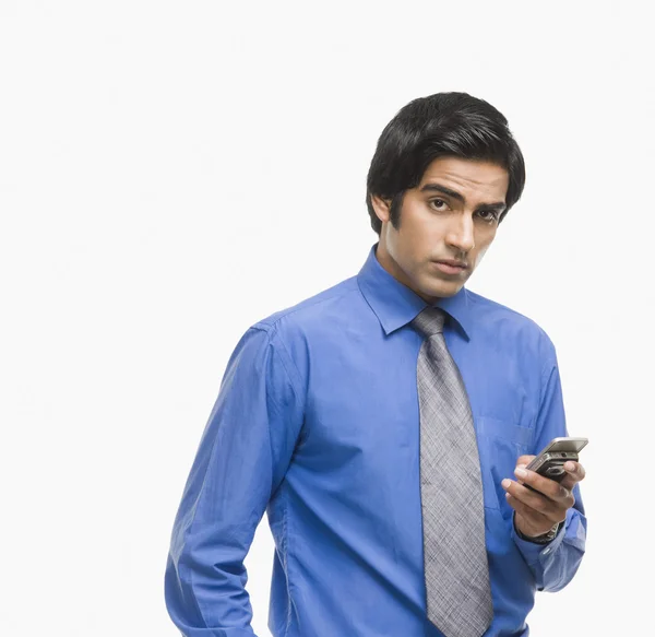Messaggi di testo di un uomo d'affari su un telefono cellulare — Foto Stock