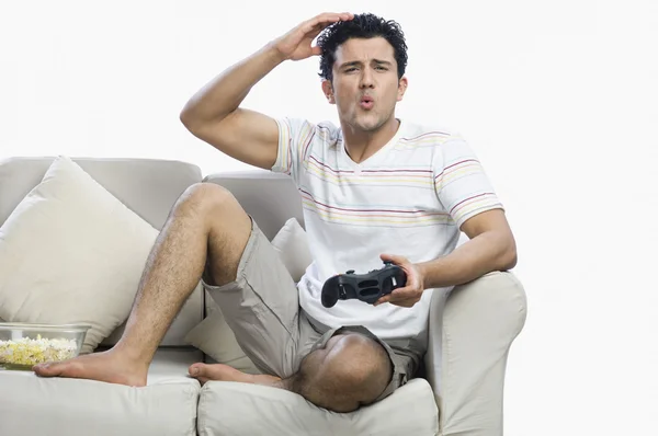 Homem jogando um jogo de vídeo — Fotografia de Stock