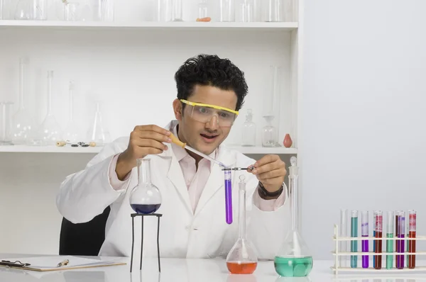 Scientist experimenting in a laboratory — Stock Photo, Image