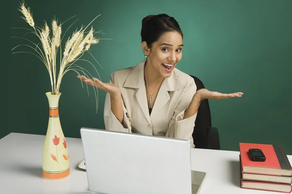 Geschäftsfrau blickt aufgeregt in ein Büro — Stockfoto